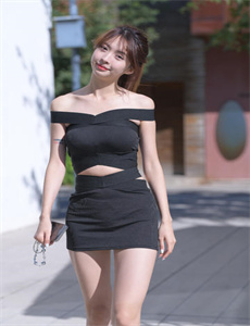 《美女露出尿口让男生爽痛》